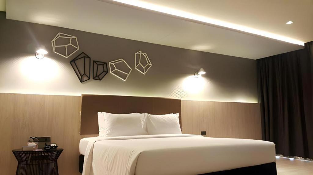 The Heritage Silom Hotel Bangkok Exterior foto